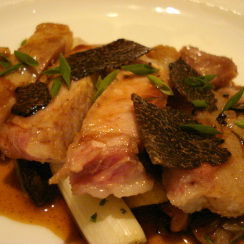 黒トリュフを飾ったイベリコ豚ソテー(CALENDRIER(カランドリエ))