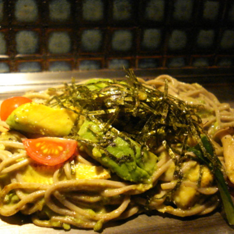 豚肉のアボカド黒焼きそば(京ちゃばな)