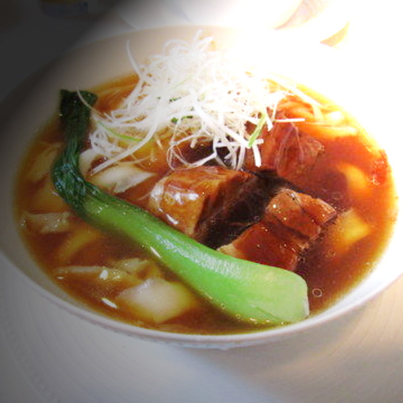 上海式大きな豚角煮入りスープそば(馥香 浅草橋本店)