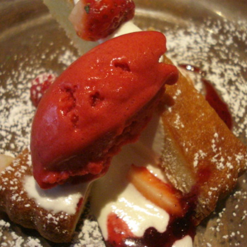 ラズベリージェラート添えケーキ(トレド )