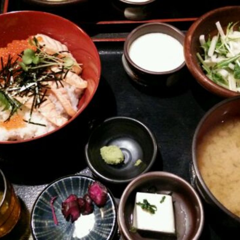 炙りサーモンといくらの親子定食(西池袋のひもの屋 )