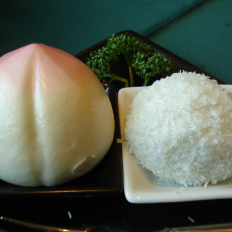 桃団子とココナッツ団子(赤坂飯店 草津店 )