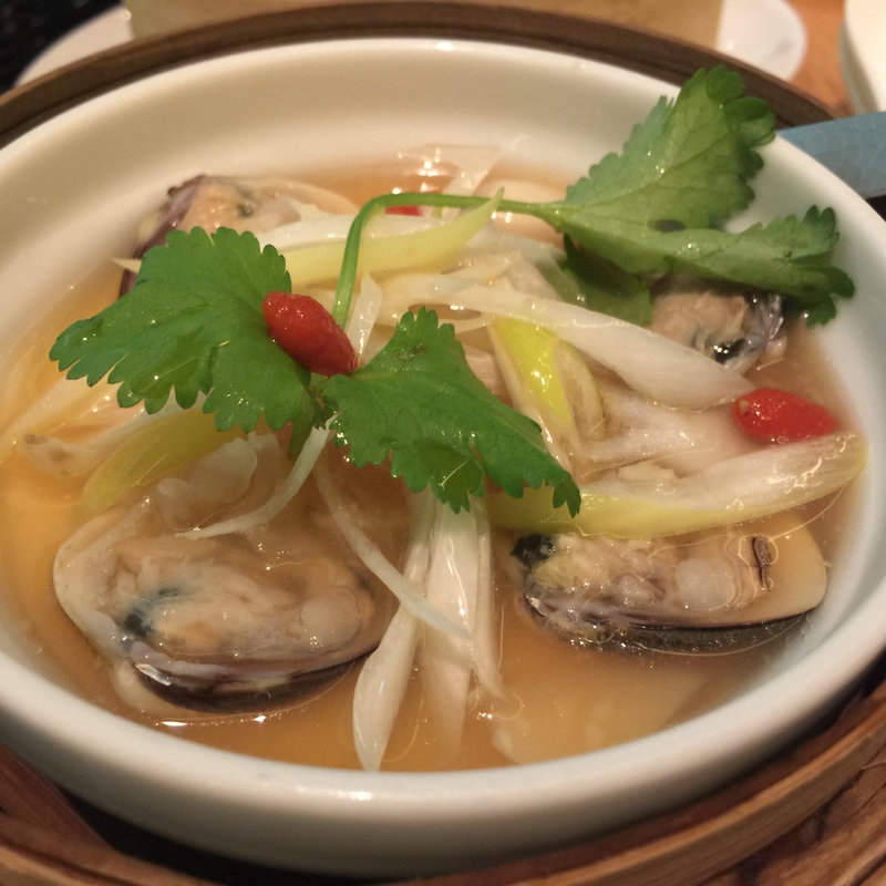 蛤をのせた中国茶碗点心 ネギ生姜と香り醤油で(DIM JOY 梅田店)