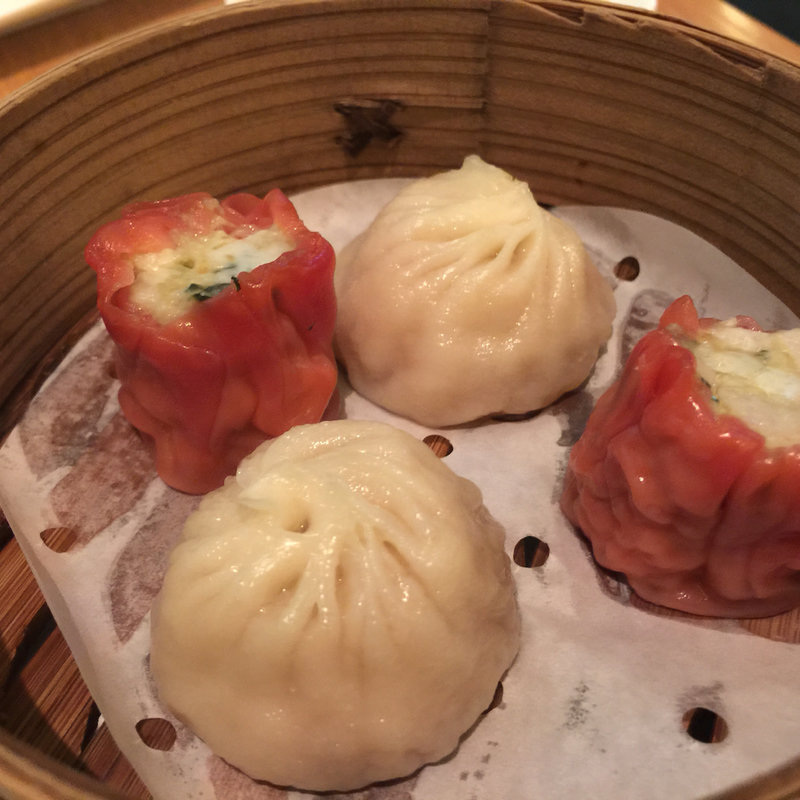 フルーツトマトとモッツァレラの焼売 肉汁溢れる小籠包(DIM JOY 梅田店)
