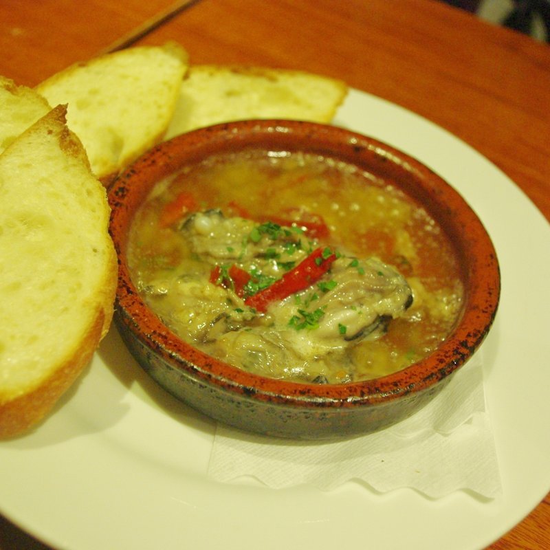 牡蠣とドライトマトのアヒージョ(hitokadoru)