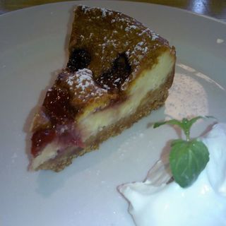 苺のベイクドチーズケーキ（デザートセット）(つばめグリル タカシマヤタイムズスクエア店)