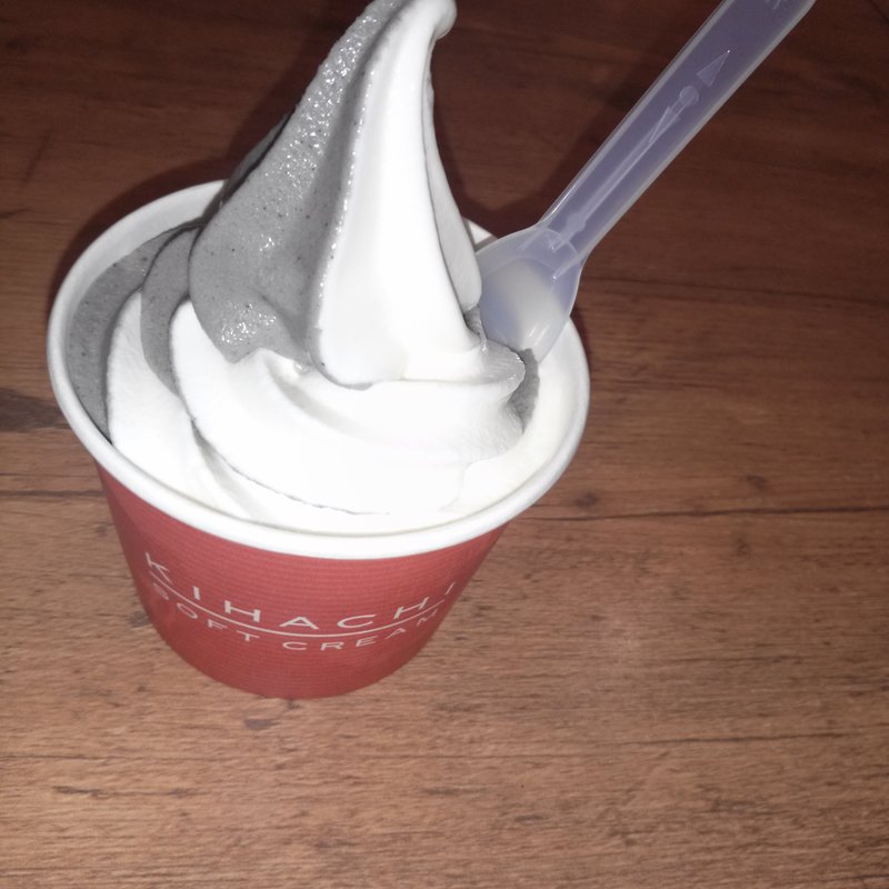 黒胡麻&ミルク(キハチソフトクリームアリオ亀有店)