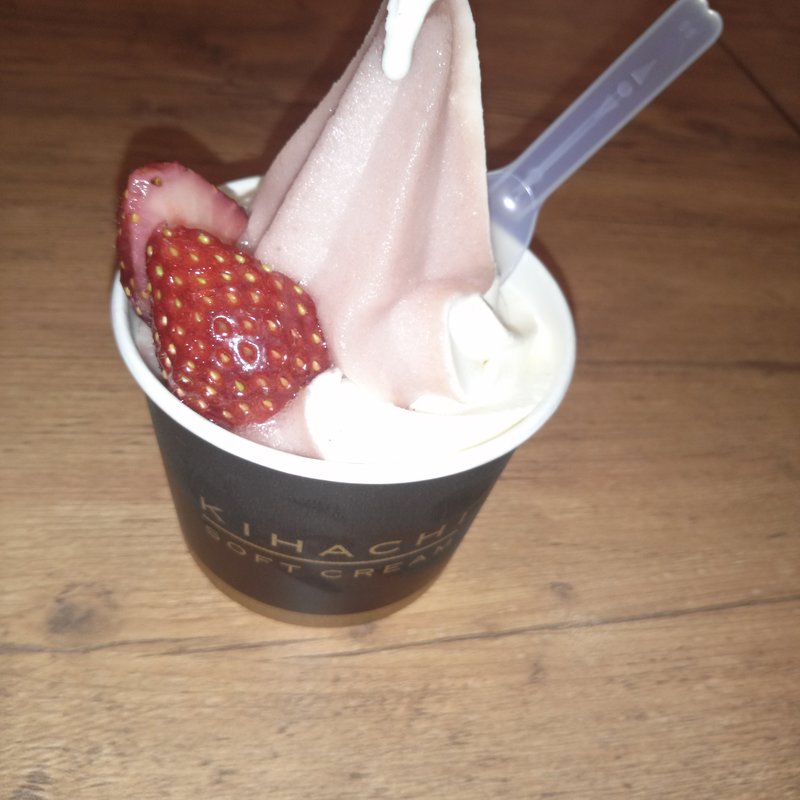 いちご&バニラ(キハチソフトクリームアリオ亀有店)