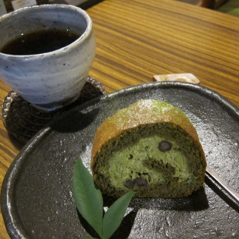 濃い抹茶のロールケーキ(Repos de midi)