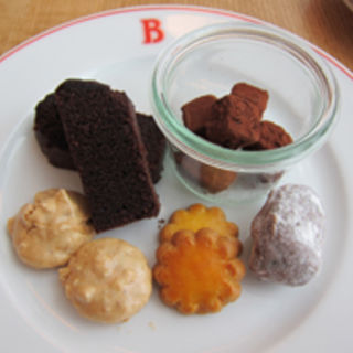 焼き菓子とプティフールのアソート(ル・コントワール・ド・ブノワ)