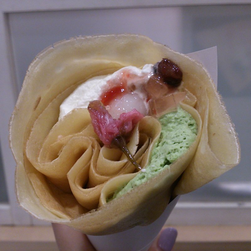 桜とふんわり抹茶ムースクレープ(ミルク＆パフェよつ葉ホワイトコージ)