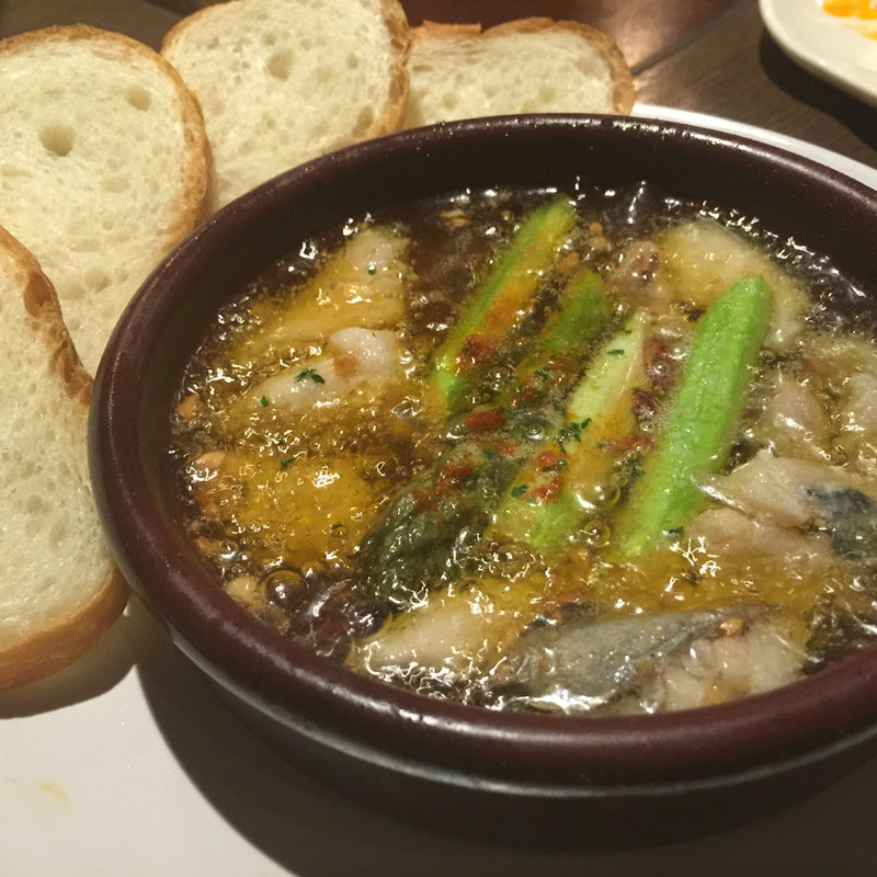 鯵とアスパラのアヒージョ(GIALLO（ジャッロ）レストラン&バー)