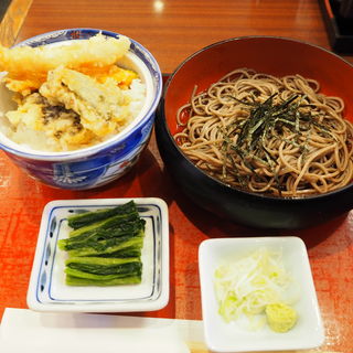 ミニ天丼とおそばの定食(天亭 成田国際空港第二ターミナル店)