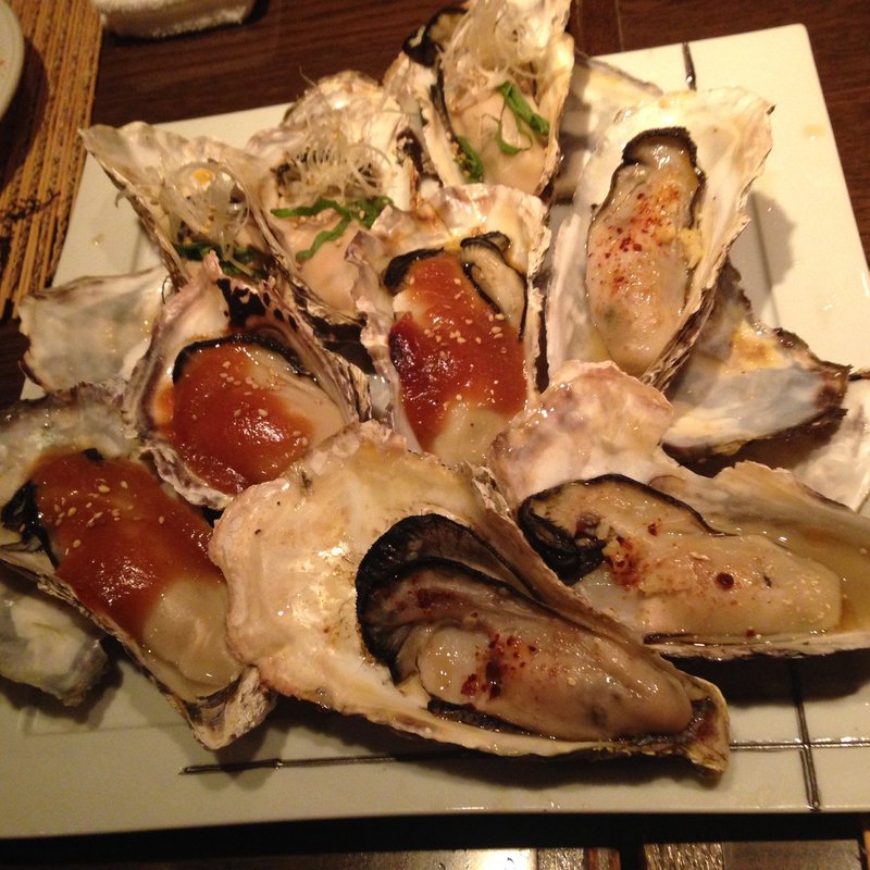 剥きたて生牡蠣の焼き牡蠣三種盛り合わせ(牡蠣屋うらら飯田橋店)