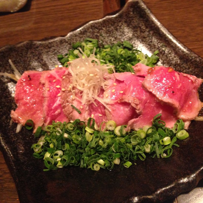 炭火で仕上げる牛もも肉のタタキ　(牡蠣屋うらら飯田橋店)