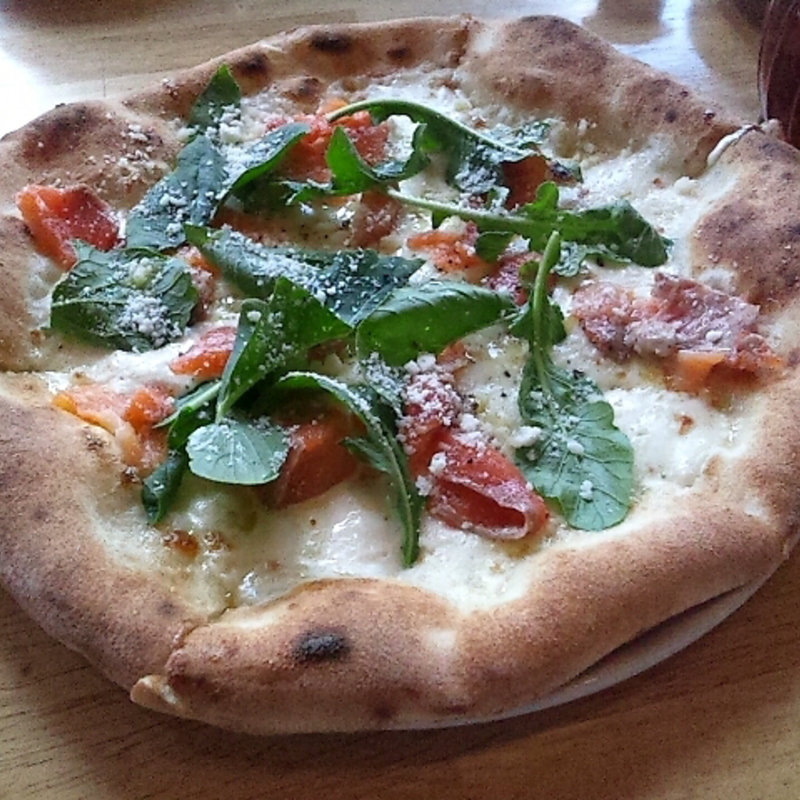 サーモンのピザ(ズッケロ)