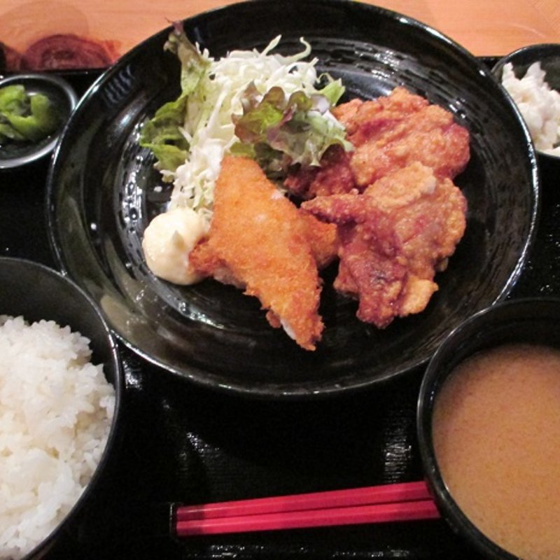 白身フライと唐揚げ定食 (炉端焼 榎坂の蔵)