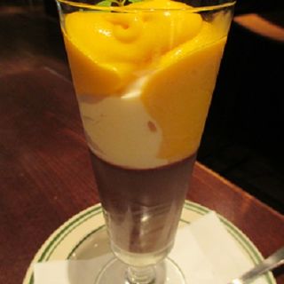 チョコのムースとマンゴーのエスプーマ(ガストロテカ ビメンディ)