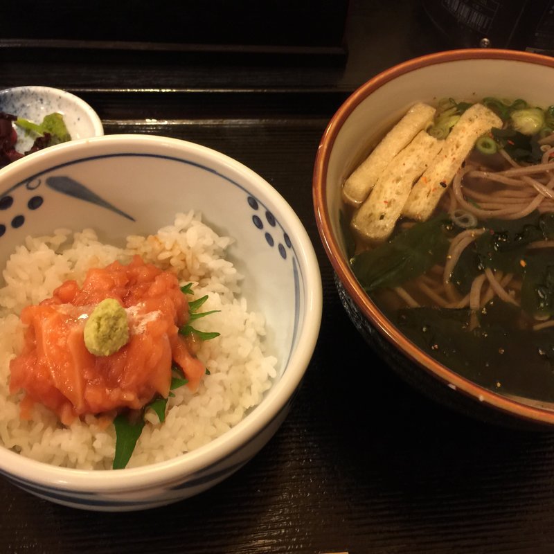 サーモン中落ち定食(蕎麦切り きうち)