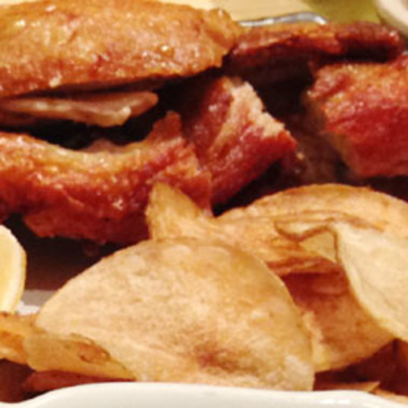 骨付き若鳥半身揚げ(もつ福 丸の内)