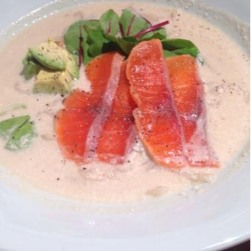 サーモンとアボカドのクリームうどん(おだしうどん)