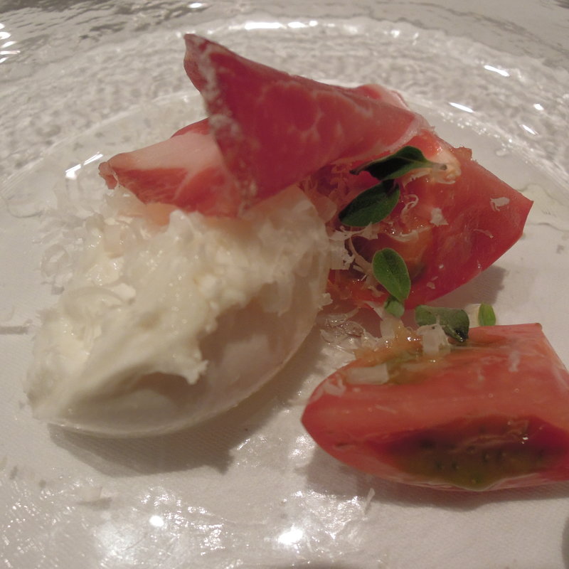 ブッラータとフルーツトマト サラダ仕立て(VIA Brianza （ヴィア ブリアンツァ）)
