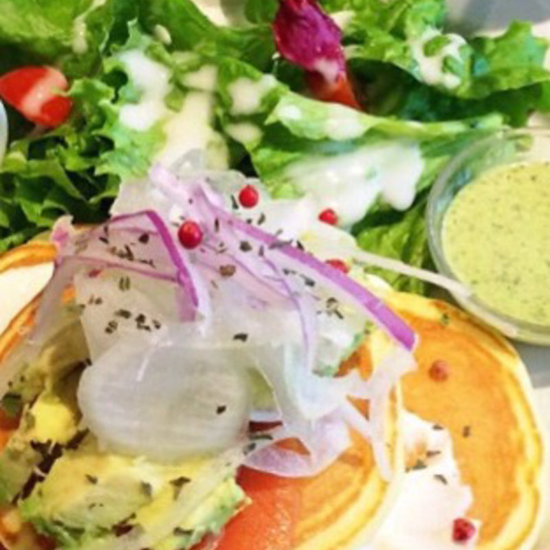 アボカドとサーモンのパンケーキ(J.S. PANCAKE CAFE マークイズみなとみらい店)