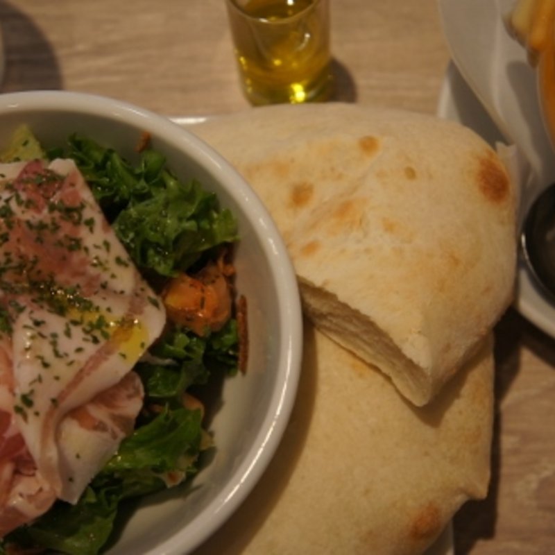 フォカッチャ＆生ベーコンのサラダとオニオンスープ(カフェ ラヴニール)