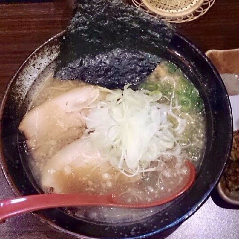 豚骨醤油らーめん(也 （ナリ）)