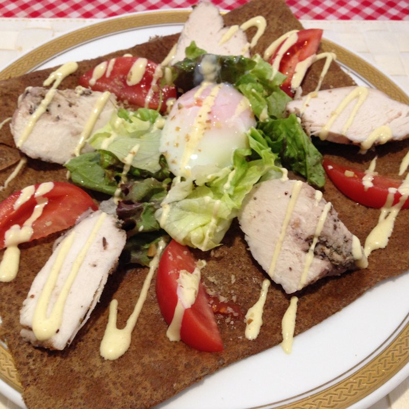 ガレット「ハーブ蒸しチキンのサラダ仕立て(Cafe BIGOUDENE（カフェビグデン）)