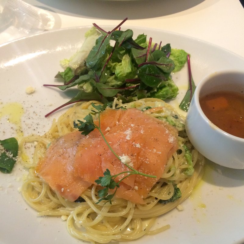 スモークサーモンとほうれん草のクリーム生パスタ(44APARTMENT ダブルフォーアパートメント 町田)