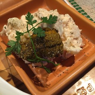 ウニのせポテトサラダ(渋谷道玄坂 肉寿司)