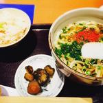 ゴマネギうどんと炊き込みご飯のセット