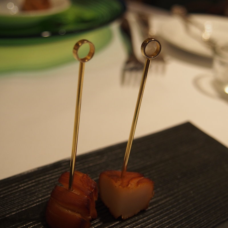 二種のフロマージュテュイル：パルミジャーノとミモレット(ふらんす料理オステルリーラベイ)