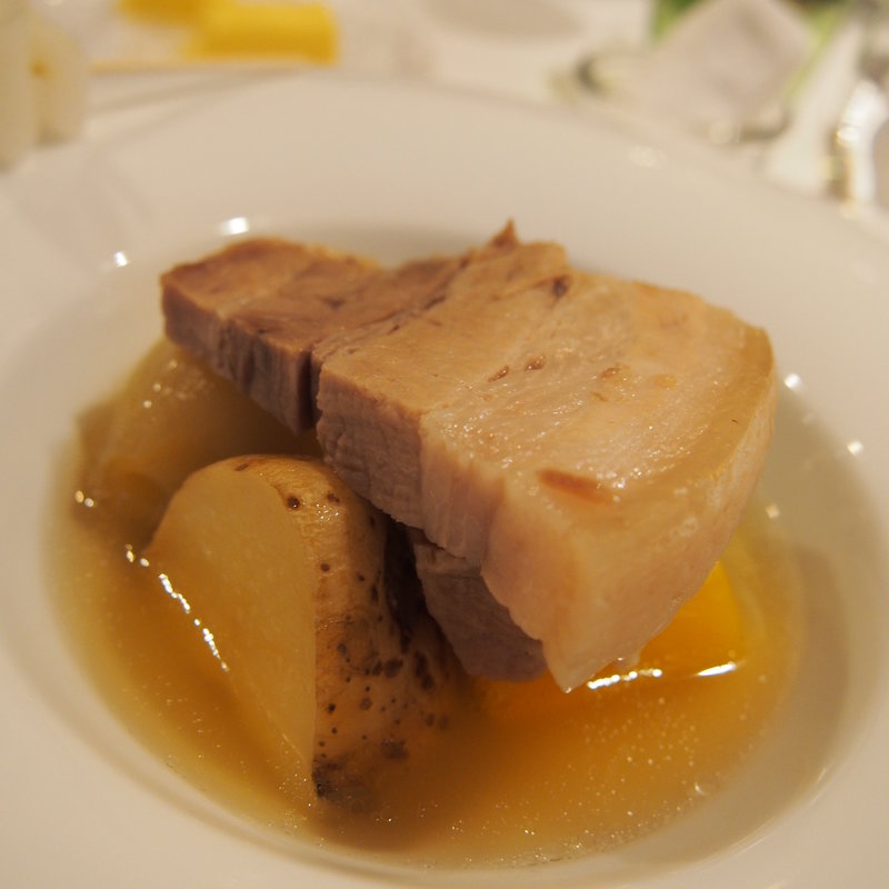 国頭村放牧豚のポテ(ふらんす料理オステルリーラベイ)