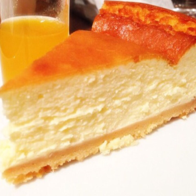 ニューヨーク ベイクドチーズケーキ パッションフルーツのソース添え(アルズカフェ （AL'S CAFE）)