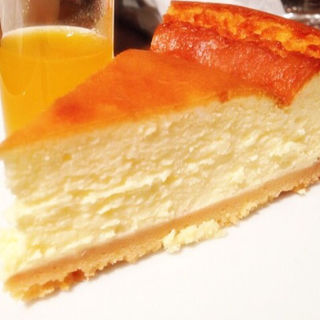 ニューヨーク ベイクドチーズケーキ パッションフルーツのソース添え(アルズカフェ （AL'S CAFE）)