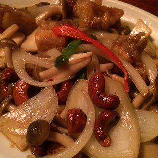 鶏肉とカシューナッツのオイスター炒め(タイ料理　旅人食堂 立川店 )