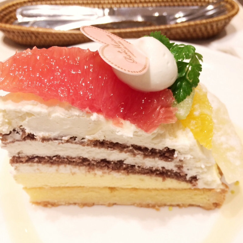 フルーツケーキ(ラメゾンアンソレイユターブル)