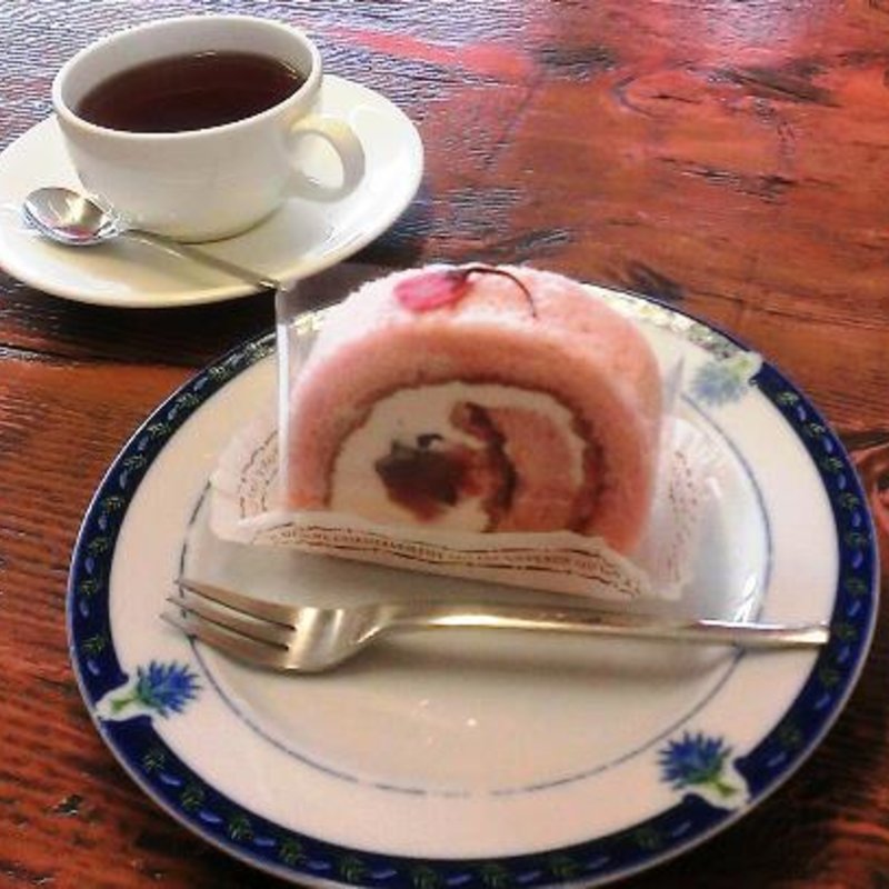 さくらロール(サヴァラン洋菓子店)