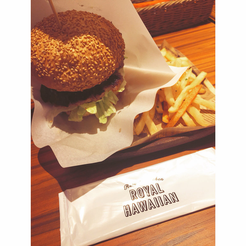 アボカドハンバーガー(リゾートキッチン ロイヤルハワイアン)