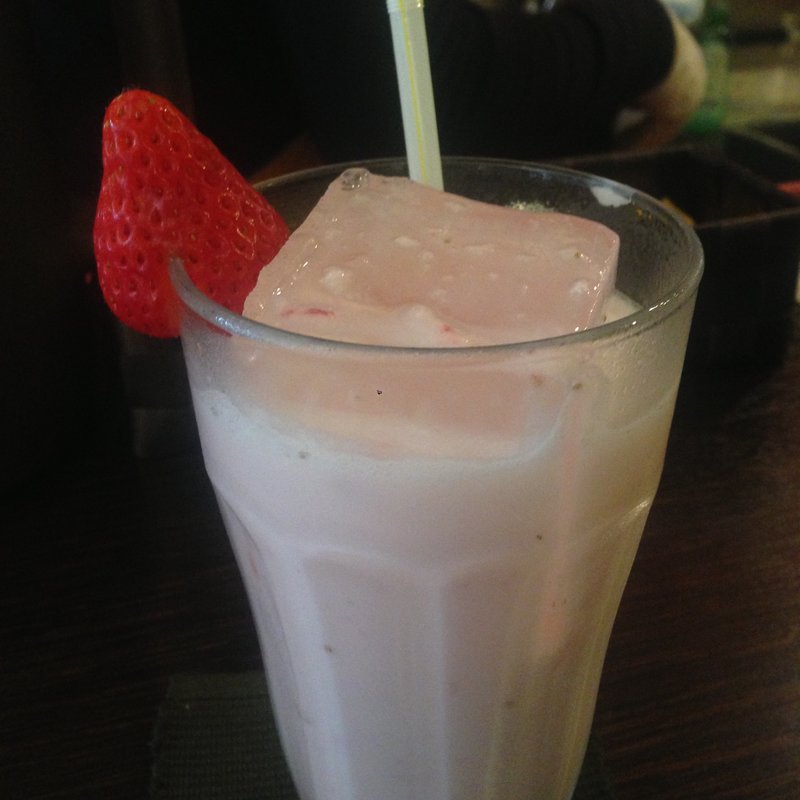 いちごラッシー(般ﾟ若（ぱんにゃ）)