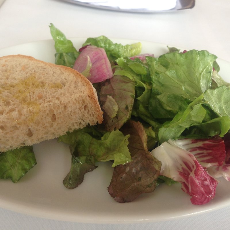 三浦地野菜のサラダと石窯焼きパンの盛り合わせ(アマルフィイ デラセーラ)