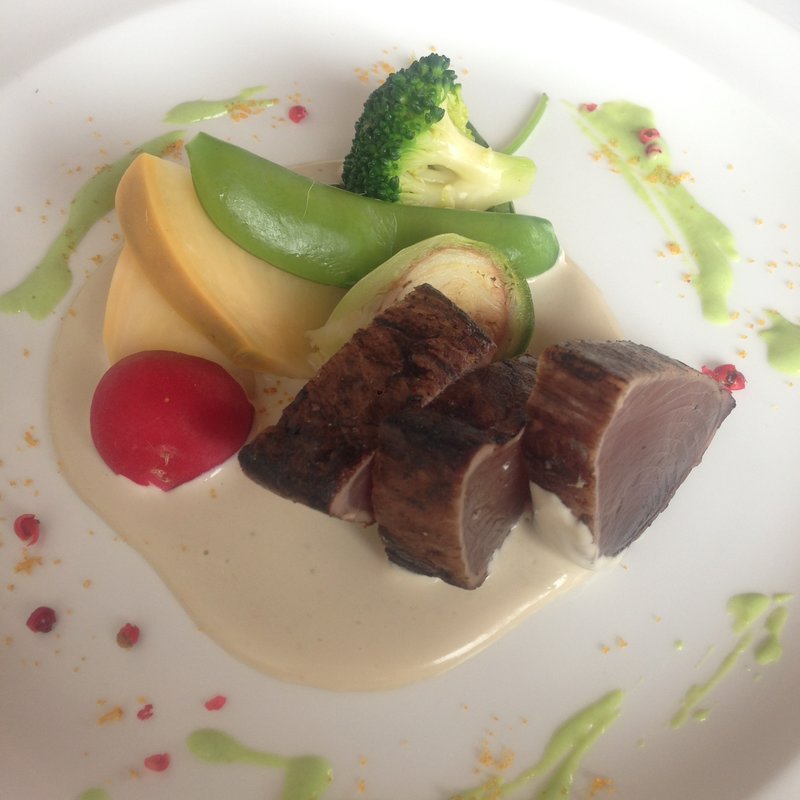 戻りカツオのタタキと春野菜のバーニャフレスカソース 旬のグリーンピースピュレとご一緒に(アマルフィイ デラセーラ)