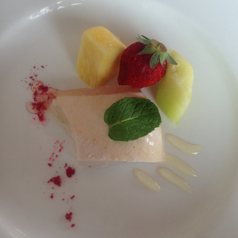 季節の果実のパンナコッタ 三浦　青木農園のハチミツを添えて(アマルフィイ デラセーラ)