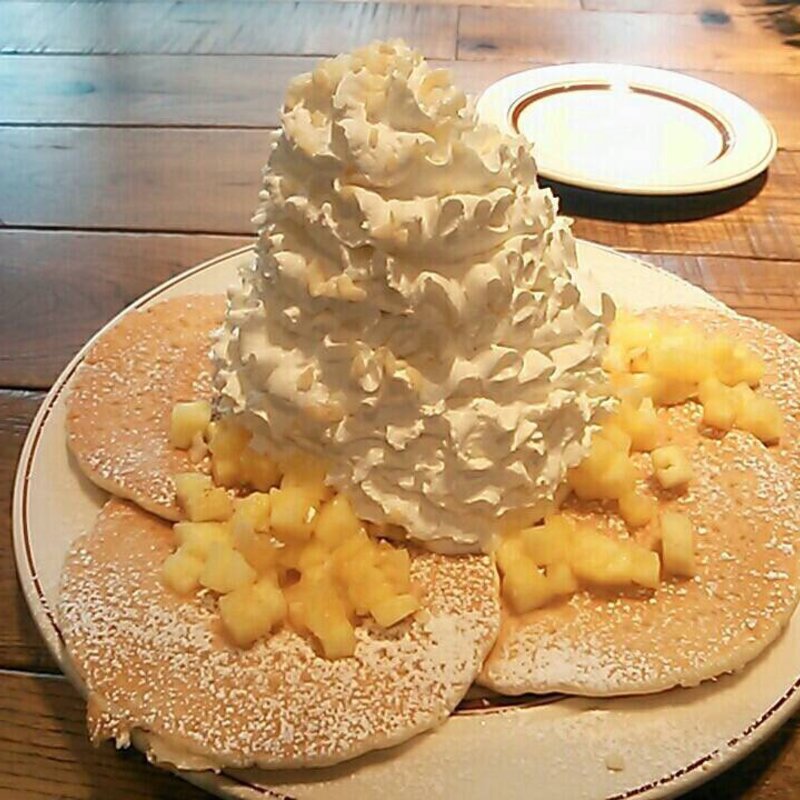パイナップルとマカデミアナッツ パンケーキ(Eggs 'n Things 銀座店)