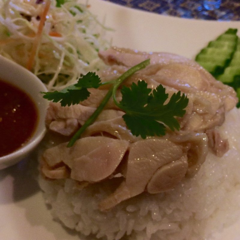 カオマンガイ（蒸し鶏のせ香りご飯）(プロォーイタイ)