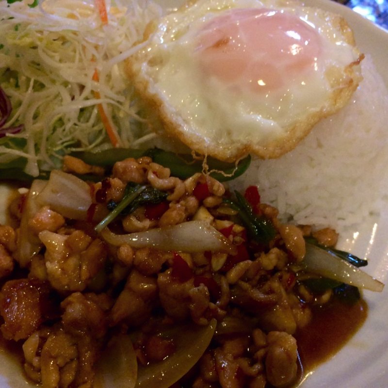 パッガパオガイ（鶏肉のバジル炒め）(プロォーイタイ)