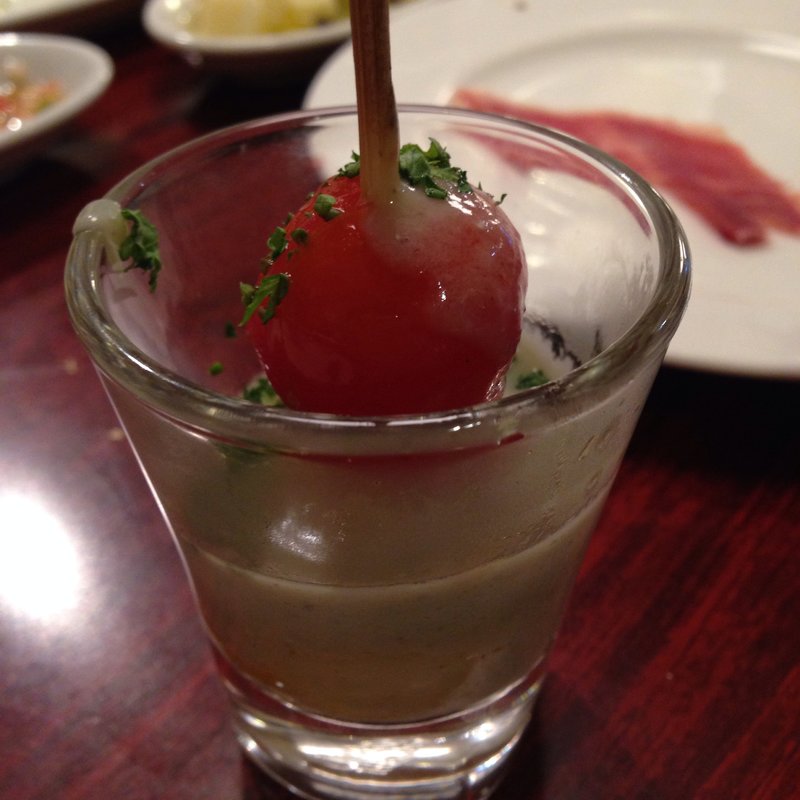 小玉ねぎとトマトの串焼き ブルーチーズソース(エル・ポニエンテ・ゴソ)