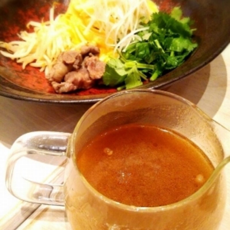 中落ち牛カルビのトムヤムスープ(3 Little Eggs)